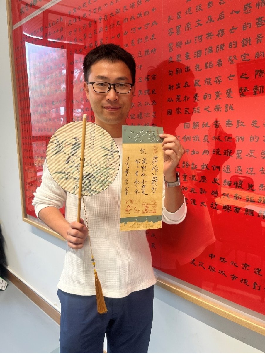 是佩于腰间的团扇