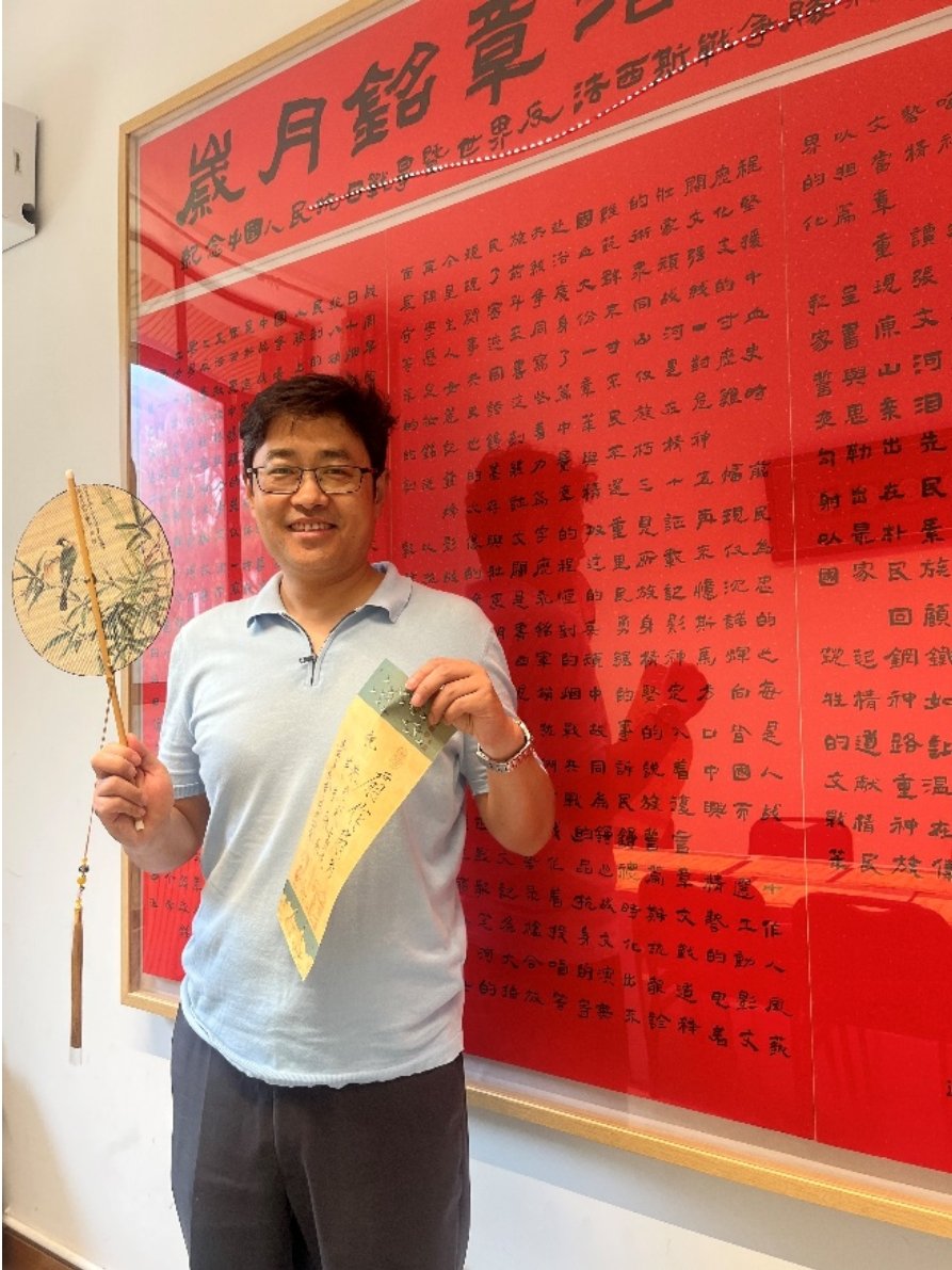 本次礼物团扇是苏绣刺绣团扇