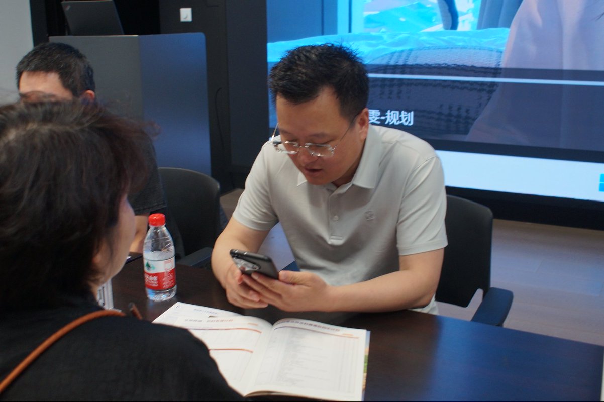 分为现场一对一咨询和校园现场讲解两部